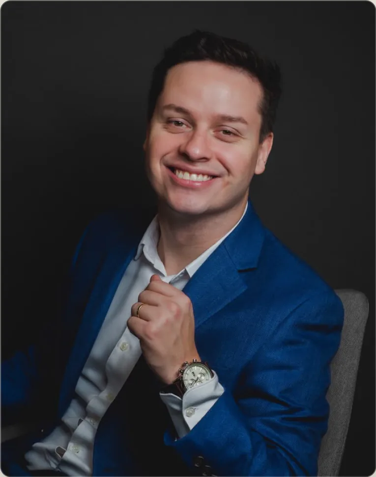 Dr. Michel Lemes, cardiologista em Sorocaba, de terno azul